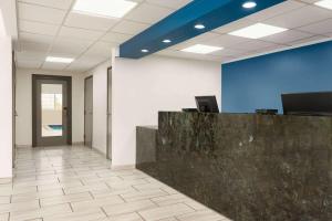 una oficina con recepción y paredes azules en Baymont by Wyndham Blackwell I-35, en Blackwell