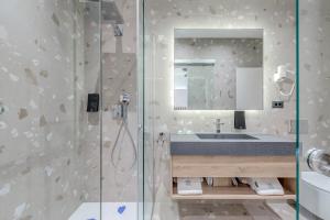 ein Bad mit einer Dusche und einem Waschbecken in der Unterkunft Casa Costabella in Split