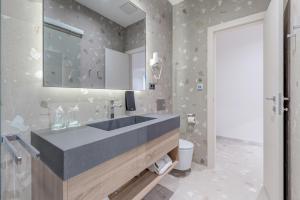 uma casa de banho com um lavatório e um WC em Casa Costabella em Split