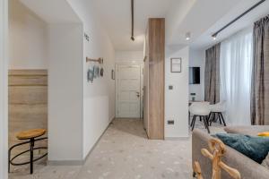 ein Wohnzimmer mit einem Sofa und einem Tisch in der Unterkunft Casa Costabella in Split