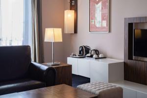 TV a/nebo společenská místnost v ubytování Metropolitan Hotel Sofia, a member of Radisson Individuals