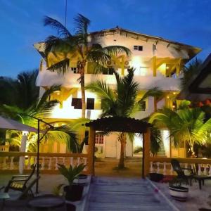 un gran edificio con palmeras delante en Hotel Cocotal, en Isla Grande