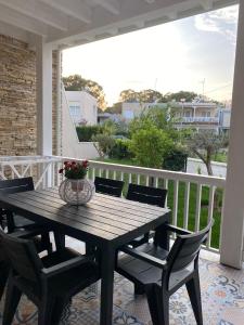 都拉斯Villa DOLCE VITA Lalzi Bay - Beach House的门廊上的木桌和椅子