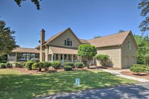 Impeccable Home with Dock and Pool on Lake Wateree! في كامدن: منزل أمامه مناظر طبيعية