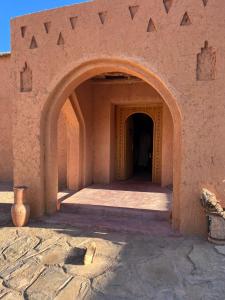 uma entrada para um edifício com uma arcada em Berberbayt lodge maison privé em Tinghir