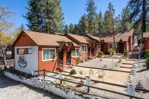 Gallery image of Grand Pine Cabins in Wrightwood