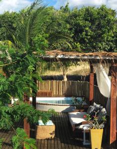 a backyard with a pool and a pergola at Kitejuba Bungalows in Tatajuba