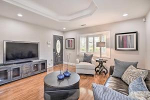 sala de estar con TV grande y sofá en Family Home in Walkable Area Near Silicon Valley!, en Campbell