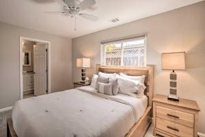 Un dormitorio con una cama grande y una ventana en Family Home in Walkable Area Near Silicon Valley!, en Campbell