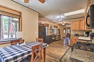 uma cozinha e sala de jantar com uma mesa e um fogão em Bright Pinetop Cabin with Deck - Pet Friendly! em Pinetop-Lakeside