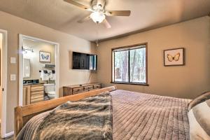 Cama ou camas em um quarto em Bright Pinetop Cabin with Deck - Pet Friendly!