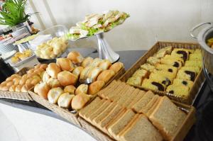 ein Buffet mit Brot und Gebäck auf einem Tisch in der Unterkunft Inácio Palace Hotel in Rio Branco