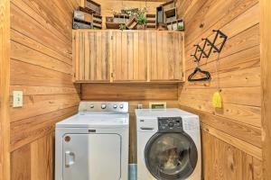 Cuisine ou kitchenette dans l'établissement Peaceful Cairo Farmhouse with Barn and Fire Pit