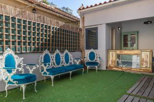 - un ensemble de chaises bleues sur la terrasse dans l'établissement Classic Villa in Beato Lisbon, à Lisbonne