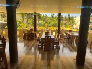 Restaurace v ubytování Cabilao Sunset Dive & Beach Resort