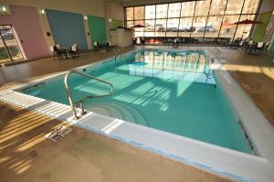 Bazén v ubytování Radisson Hotel Duluth-Harborview nebo v jeho okolí