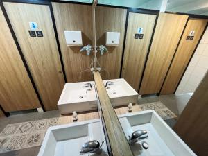 台北的住宿－福爾摩莎北驛旅館 ，浴室设有2个水槽和镜子