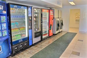 アタスカデロにあるMotel 6-Atascadero, CAのコンビニ(部屋にソーダ2台付)