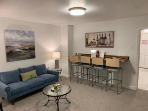 uma sala de estar com um sofá e um bar em Stylish 2BD/1BA apartment located in Federal Hill em Baltimore
