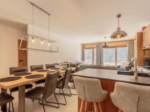 uma cozinha e sala de jantar com mesa e cadeiras em Appartement Champagny-en-Vanoise, 5 pièces, 10 personnes - FR-1-638-20 em Champagny-en-Vanoise