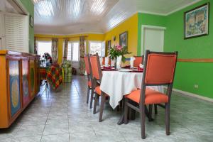 מסעדה או מקום אחר לאכול בו ב-Sol Mar Villa
