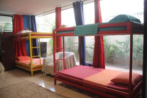 Uma ou mais camas em beliche em um quarto em CulturaHumana Guesthouse