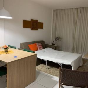 ein Wohnzimmer mit einem Bett und einer Couch in der Unterkunft Apartamento flat - Iloa Residence 1 in Barra de São Miguel