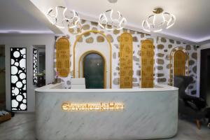 een lobby met receptie in een gebouw bij Glavatarski Han in Glavatartsi