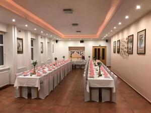مطعم أو مكان آخر لتناول الطعام في Hotel Pod Stráží