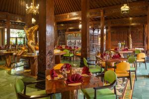 Bale Devata Resort tesisinde bir restoran veya yemek mekanı