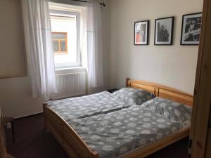 سرير أو أسرّة في غرفة في Hotel Pod Stráží