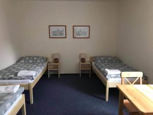 سرير أو أسرّة في غرفة في Hotel Pod Stráží