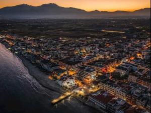 uma vista aérea da praia à noite em Peloton Inn em Paralia Katerinis