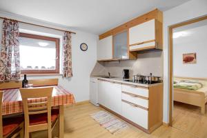 A kitchen or kitchenette at Appartements Beikircher