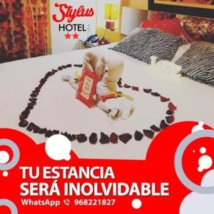 póster de un hotel con una mujer en la cama en Stylus Hotel, en Iquitos