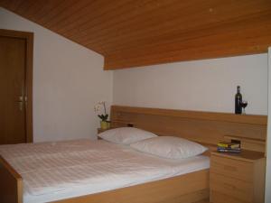 una camera da letto con un letto con due cuscini di Ferienwohnung Tauberhof a Bressanone
