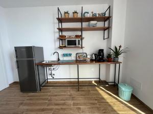 kuchnia z biurkiem i lodówką w obiekcie B&B DEA Gela w mieście Gela