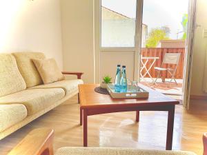 ein Wohnzimmer mit einem Sofa und einem Couchtisch in der Unterkunft Schlafen wie Zuhause Monteur und Ferienwohnungen in Rahden