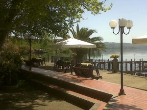 ボルセーナにあるHotel Eden Sul Lagoのパティオ(テーブル、椅子、パラソル付)