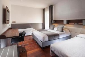 Кровать или кровати в номере Waldorf Palace Hotel