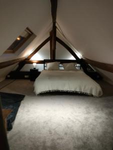 sypialnia z dużym łóżkiem w namiocie w obiekcie Le Calme à la source w mieście Bréchamps