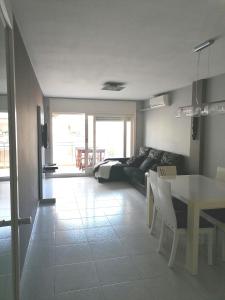 a living room with a couch and a table at Ideal apartamento a 100m playa - Calafell in Calafell