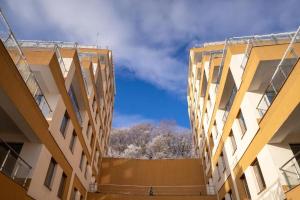 una vista desde dos edificios de una ciudad en Seasons Primab Studio, en Brasov