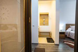 Una puerta que conduce a un dormitorio con cama en Seasons Primab Studio, en Brasov