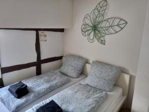 a room with two beds and a plant on the wall at Schöne Wohnung im Zentrum von Ahnatal in Weimar