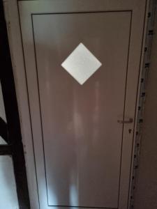 una puerta de metal con un trozo de papel. en Schöne Wohnung im Zentrum von Ahnatal en Weimar