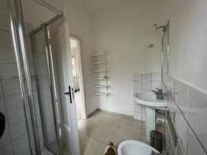 Ванная комната в Villa Silvia, indipendente con giardino privato e garage