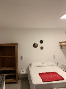 Tempat tidur dalam kamar di Apartamentos de Juan