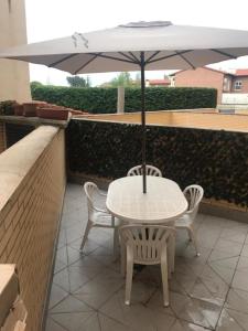 En balkong eller terrasse på Apartamento con piscina Navarrete