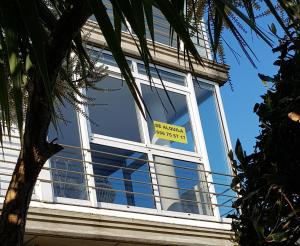 een bord in het raam van een huis bij Luminoso Apartamento Playa Ris con garaje in Noja